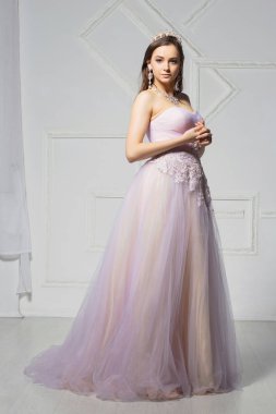 Stüdyoda poz veren hoş genç bayan.