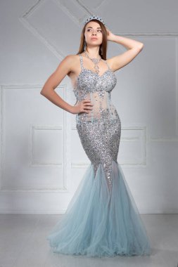 Stüdyoda poz veren hoş bir genç kadın.