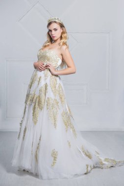 güzel bir kadın stüdyoda poz