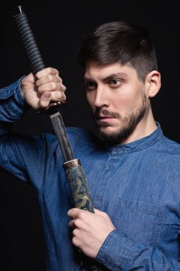 Stüdyoda poz veren düşünceli genç adam.