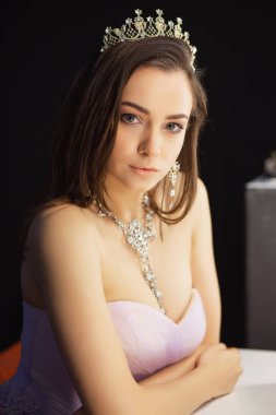 Stüdyoda poz veren güzel bir esmer.