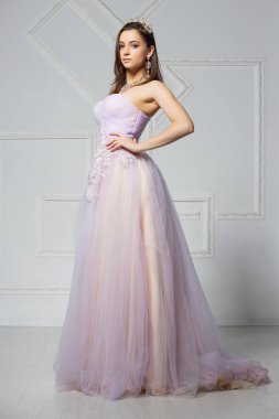 genç ve güzel kadın stüdyoda poz