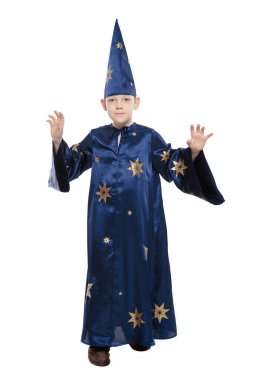 Stüdyoda poz veren yakışıklı çocuk.