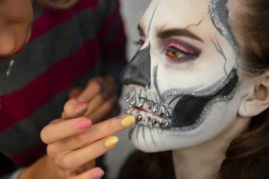 Makyaj sanatçısı iyi bir bayanın yağlarını döker.