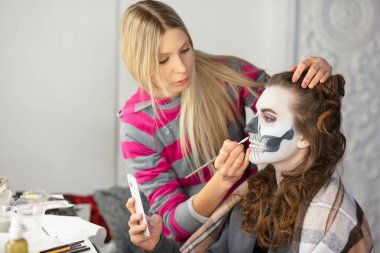 Makyöz, vücut sanatını sevimli bir modele dönüştürüyor.