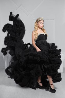 Genç sarışınlar stüdyoda poz verirler.