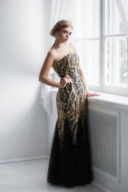 Stüdyoda poz veren güzel bir sarışın.