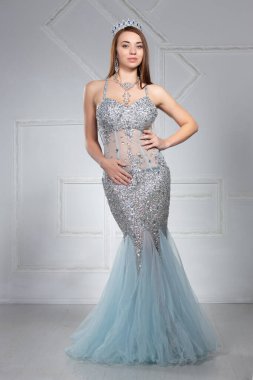 Stüdyoda poz veren güzel genç bir kadın.