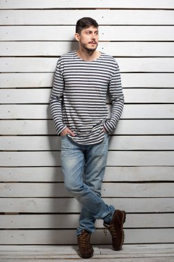 Stüdyoda poz veren hoş bir esmer.