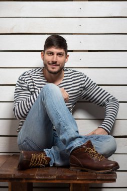 Çekici adam stüdyoda poz veriyor.