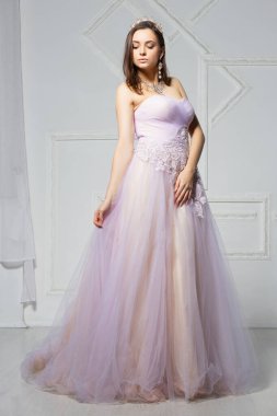 Stüdyoda poz veren hoş genç bir bayan.