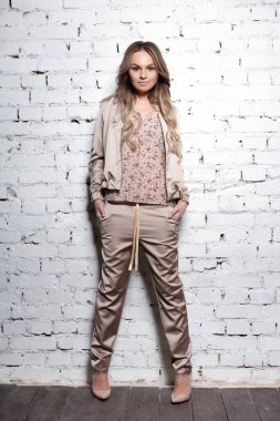 Çekici genç bayan stüdyoda poz veriyor.