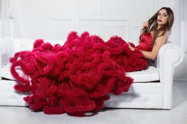 Hoş bir genç bayan stüdyoda poz veriyor.