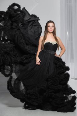 Stüdyoda poz veren güzel bir esmer.