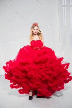 Güzel sarışın stüdyoda poz veriyor.