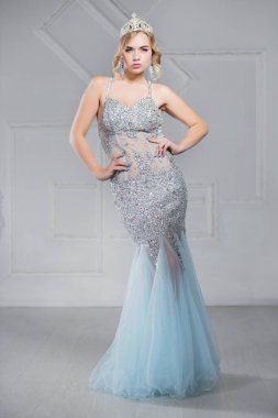 Stüdyoda poz güzel sarışın kadın