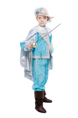 Silahşör kostümlü yakışıklı çocuk.