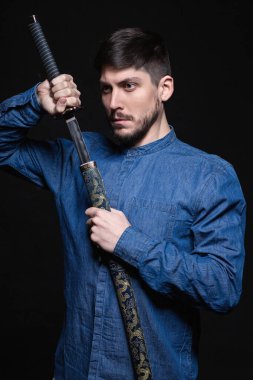 seksi genç adam Studio poz