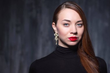 sevimli genç bir kadın portresi