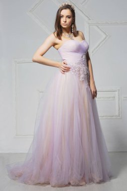 Stüdyoda poz veren sevimli genç bayan.