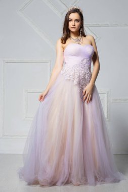 Stüdyoda poz veren güzel genç bir kadın.