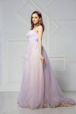 Stüdyoda poz veren güzel genç bayan.