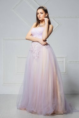 Stüdyoda poz veren güzel genç bayan.