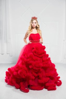 Stüdyoda poz veren hoş genç bir sarışın.