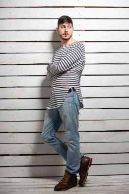 Stüdyoda poz veren güzel bir esmer.