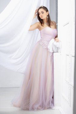 güzel bir kadın stüdyoda poz