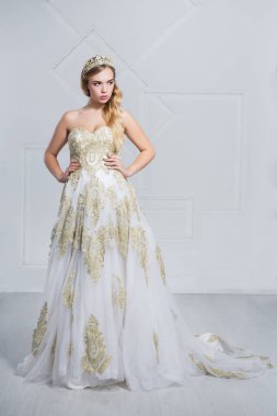 Stüdyoda poz veren hoş bir kadın.