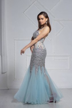 Çekici esmer kız stüdyoda poz veriyor.