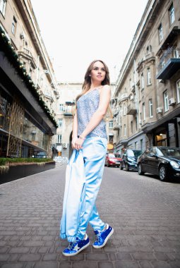 Dışarıda poz veren hoş bir kadın.