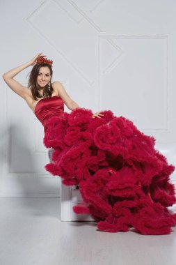 Stüdyoda poz veren güzel bir bayan.