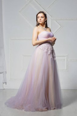 Stüdyoda poz veren güzel genç bayan.