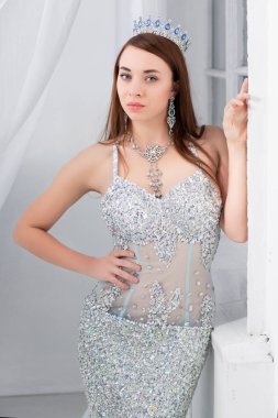 sevimli kadın kılığında bir stüdyoda