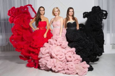 Stüdyoda poz veren üç güzel kadın.