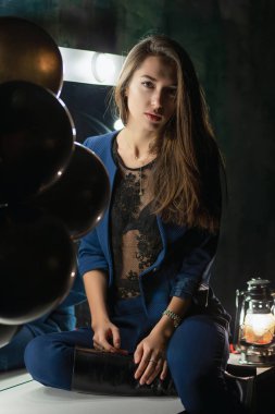 Otururken poz veren güzel esmer