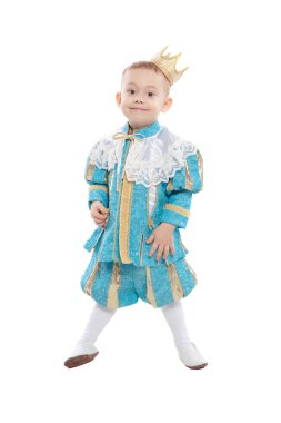 Küçük tatlı çocuk stüdyoda poz veriyor.