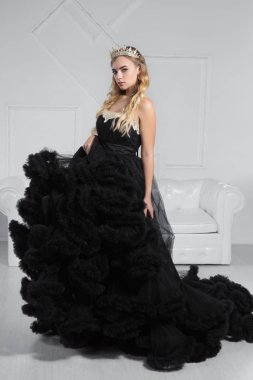 Stüdyoda poz veren hoş genç bir sarışın.