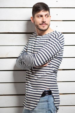 Stüdyoda poz veren çekici genç esmer.