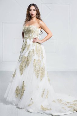 Güzel esmer kız stüdyoda poz veriyor.