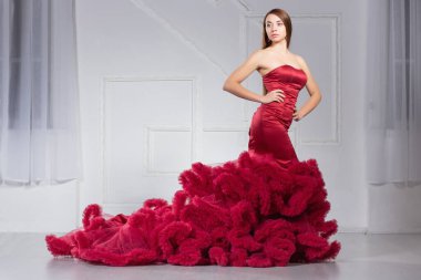 Güzel esmer kız stüdyoda poz veriyor.