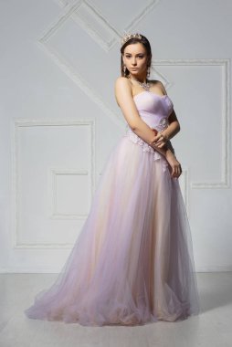 Çekici genç bayan stüdyoda poz veriyor.