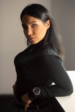 Stüdyoda poz veren güzel bir esmer.