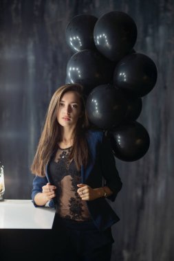 Balonların yanında poz veren hoş bir bayan.