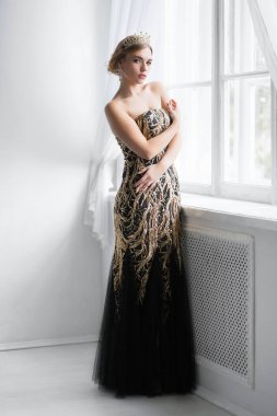 Stüdyoda poz veren genç sarışın.