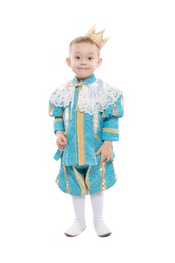 Stüdyoda poz veren sevimli küçük çocuk.