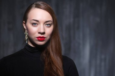 genç seksi esmer portresi