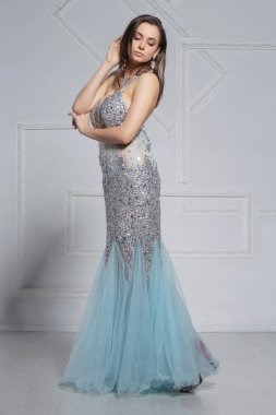 Güzel esmer kız stüdyoda poz veriyor.